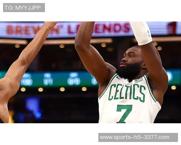 杰伦布朗半场表现低迷13投仅4中三分球失准失误频繁正负值惨淡10 杰伦布朗半场表现低迷13投仅4中三分球失准失误频繁正负值惨淡10